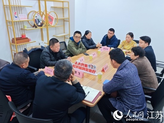 “紅興會客廳”，一場助企紓困協(xié)調(diào)會正在進行。人民網(wǎng) 徐晨曦攝