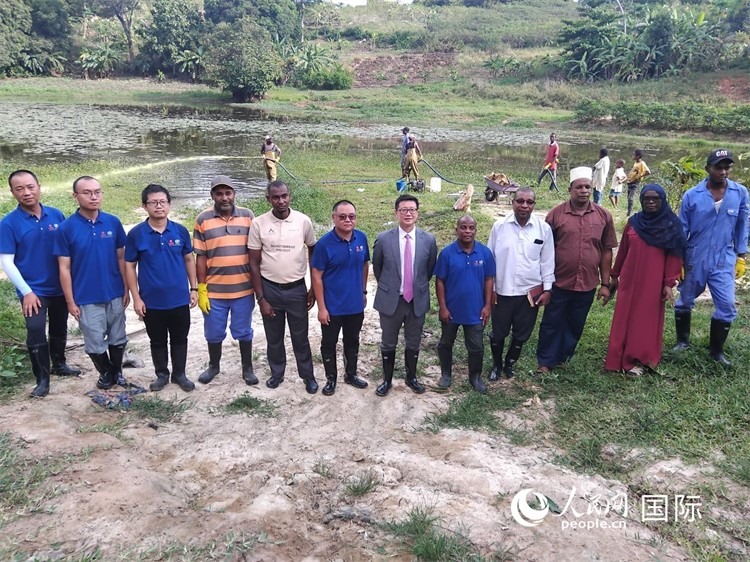 滅螺現(xiàn)場。施亮攝