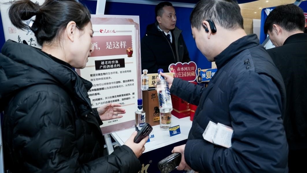 白酒展位負(fù)責(zé)人在為嘉賓介紹。張新攝