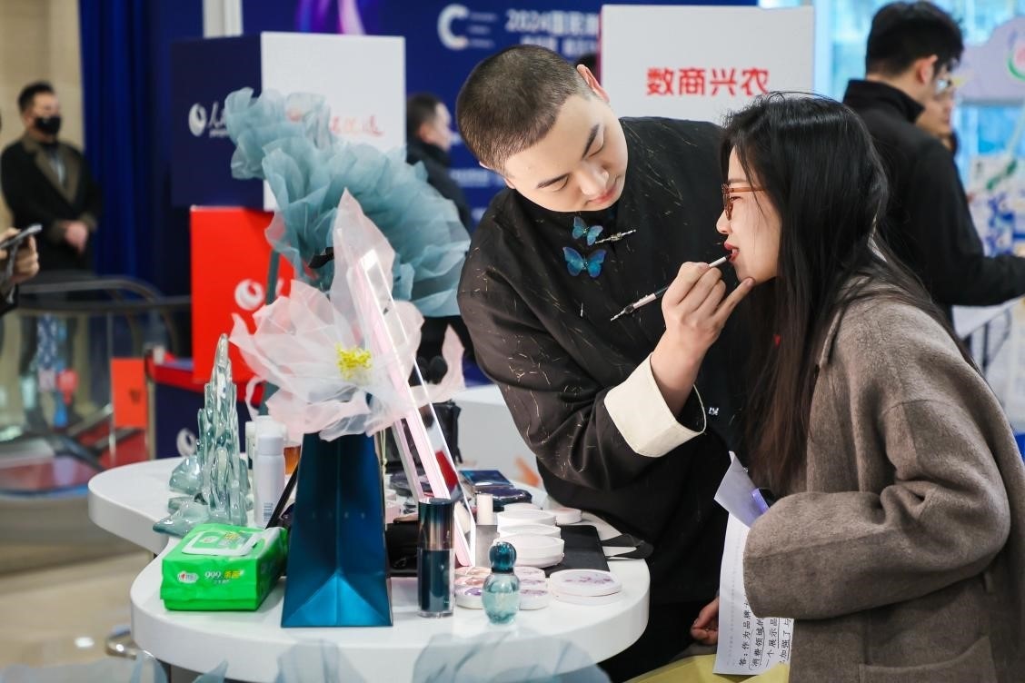 美妝展位化妝師為嘉賓一對一化妝。林文松攝