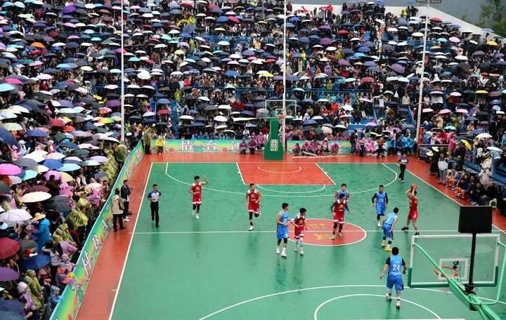 2024年5月1日，人們在貴州省黔東南苗族侗族自治州臺江縣臺盤鄉(xiāng)臺盤村觀看“村BA”球王爭霸賽。 新華社發(fā)（余天英 攝）