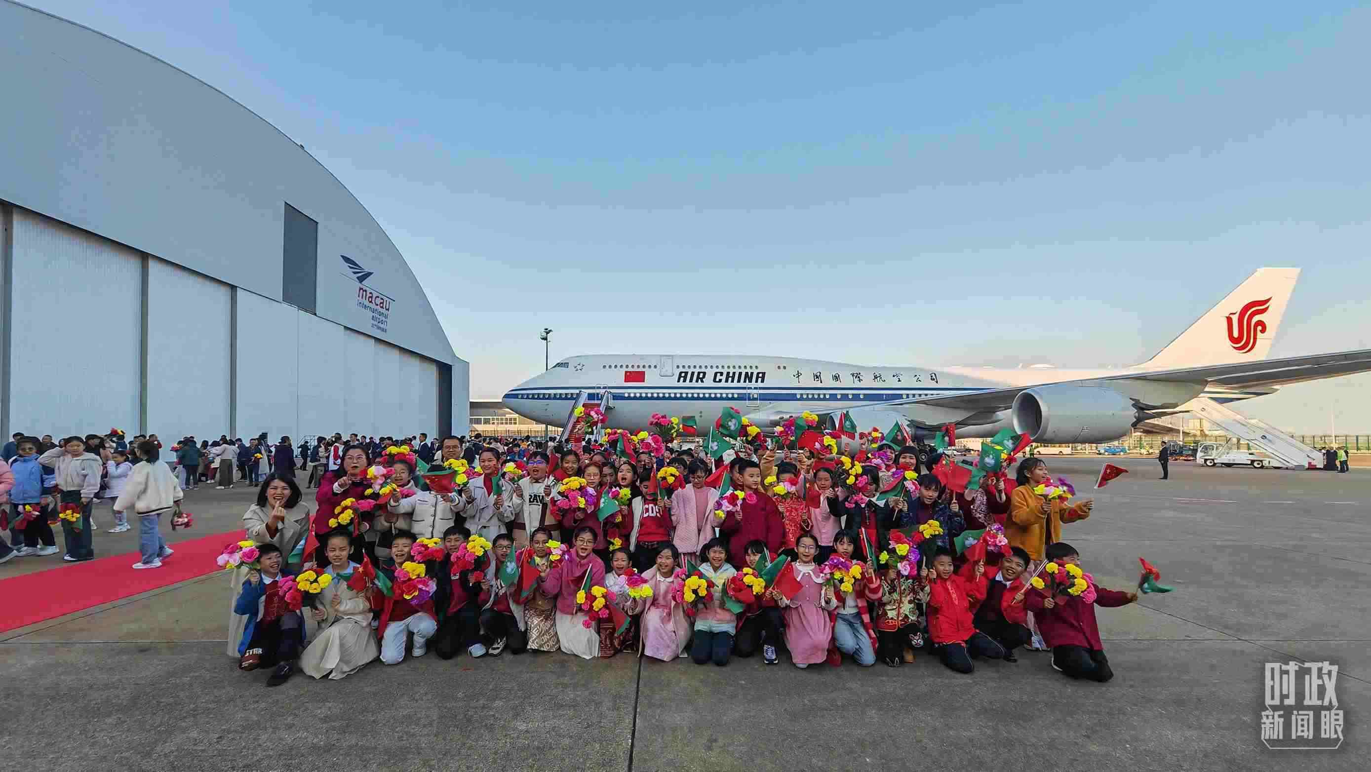 △歡迎儀式后，歡迎人群合影留念。（總臺(tái)央視記者劉琦拍攝）