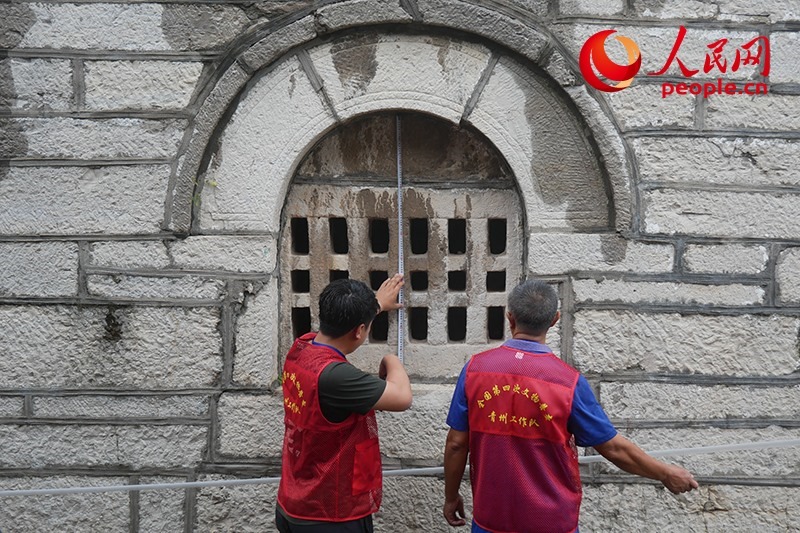 9月14日，山東青州，文物普查隊(duì)員正在實(shí)地調(diào)查。人民網(wǎng)記者 韋衍行攝