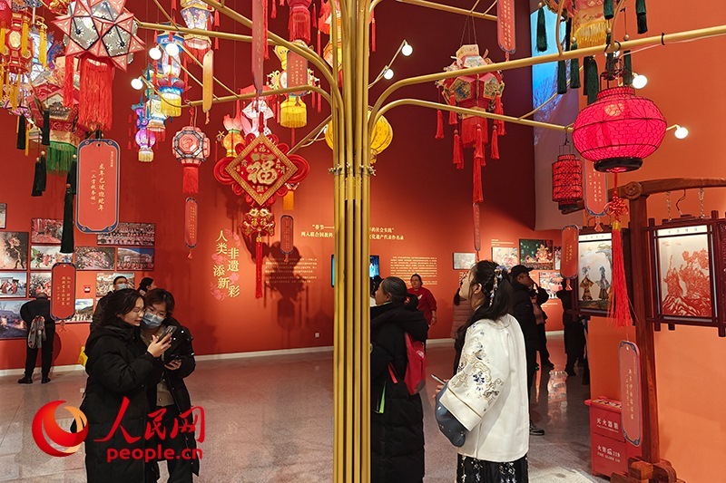 12月21日，觀眾正在參觀“過(guò)年——春節(jié)主題展”。人民網(wǎng)記者 韋衍行攝
