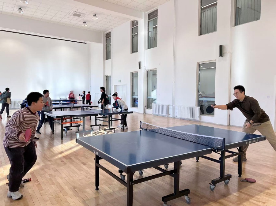 老師和學生在課間打乒乓球。人民網(wǎng) 白炅攝