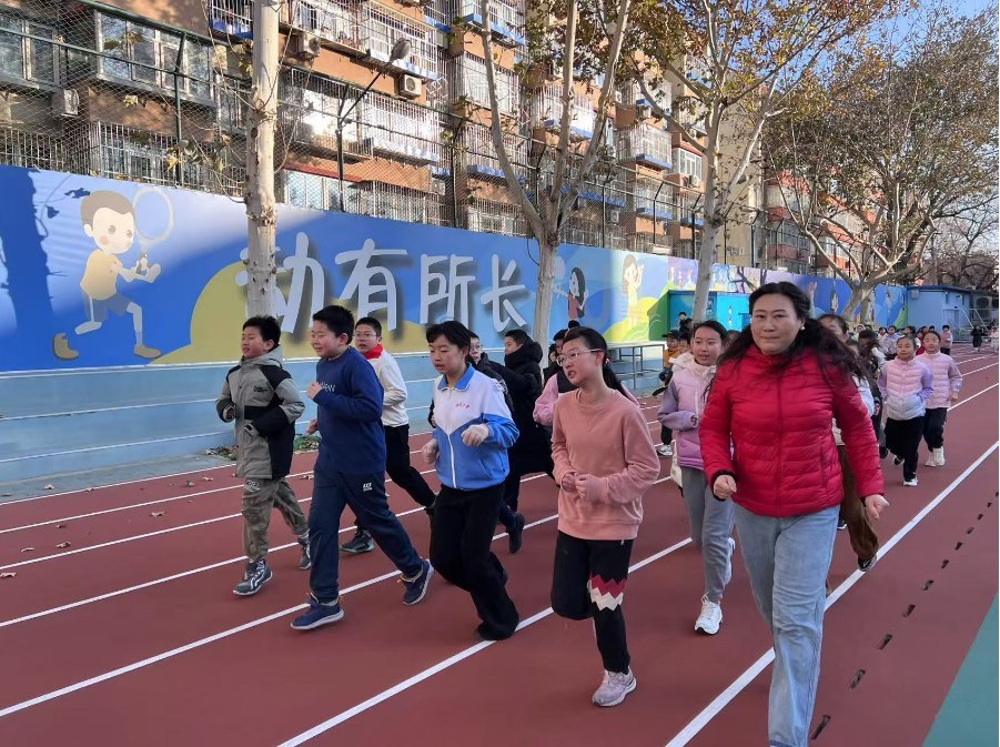 學生們在班主任陪同下跑步。人民網(wǎng) 白炅攝