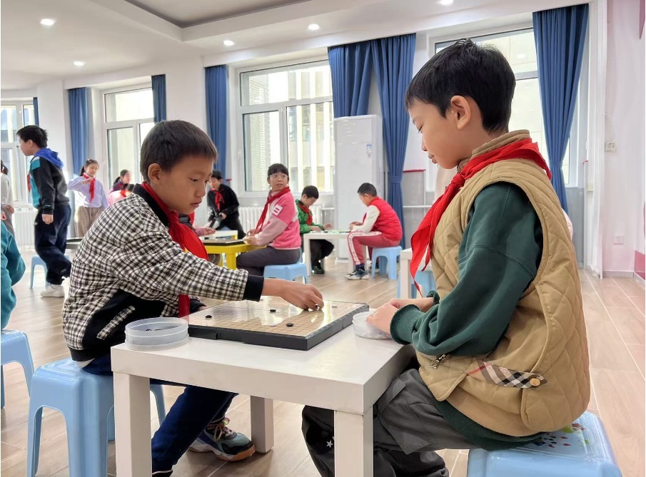 學生們在少先隊大廳下圍棋。人民網(wǎng) 白炅攝