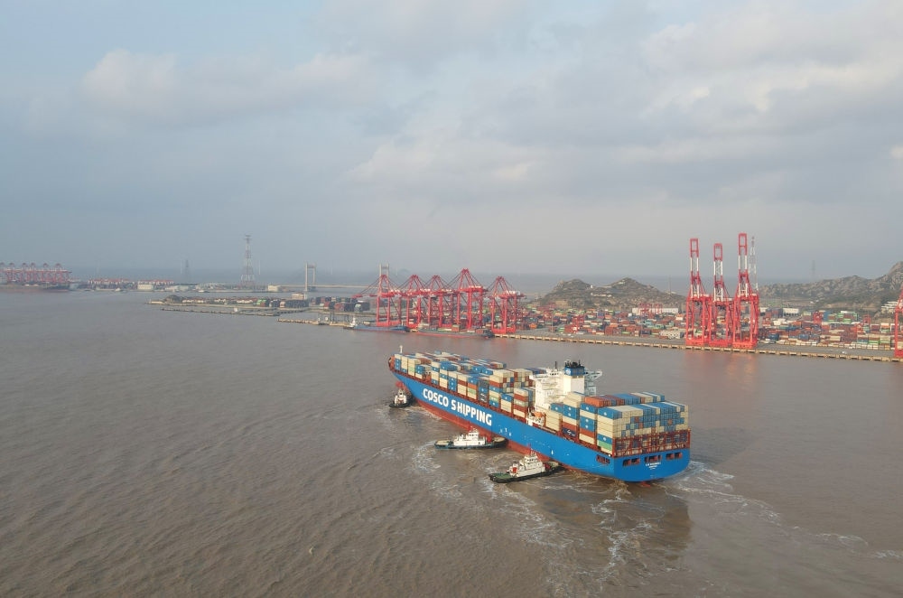 “新上海”輪抵達洋山港，這是自秘魯錢凱港開港后首個“錢凱—上?！闭胶酱危?024年12月18日攝，無人機照片）。新華社記者 方喆 攝