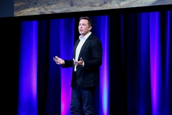  2017年9月29日，在澳大利亞阿德萊德，美國企業(yè)家埃隆·馬斯克在第68屆國際宇航大會(huì)閉幕式前做主旨演講。新華社發(fā)（閆寒?dāng)z）