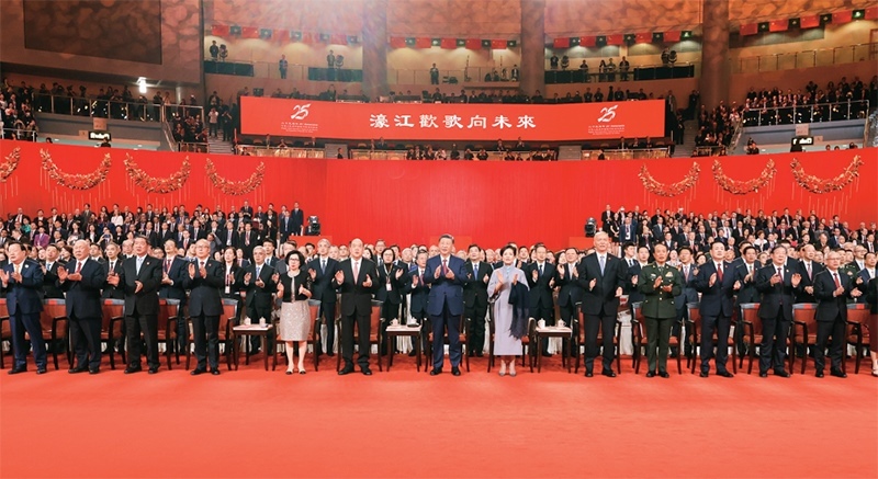 2024年12月19日晚，慶祝澳門回歸祖國25周年文藝晚會在澳門東亞運動會體育館舉行。中共中央總書記、國家主席、中央軍委主席習近平觀看演出。晚會最后，習近平同全場觀眾一起高唱《歌唱祖國》。 新華社記者 丁林/攝