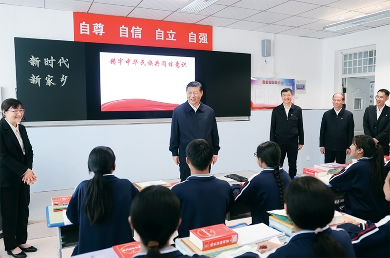 2024年6月18日至19日，中共中央總書記、國家主席、中央軍委主席習近平在青海考察。這是18日下午，習近平在果洛西寧民族中學高一（1）班觀摩“新時代、新家鄉(xiāng)”主題思政課。 新華社記者 鞠鵬/攝