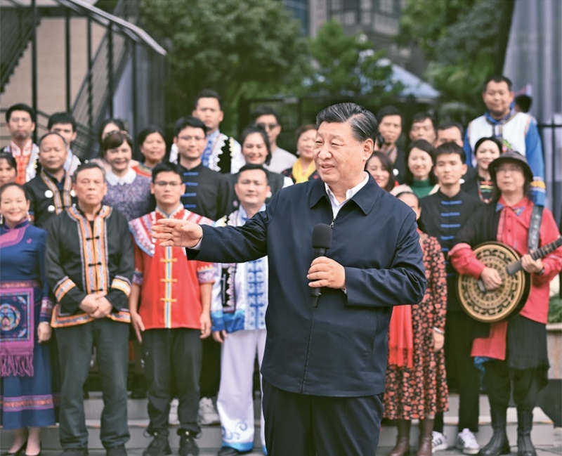 2023年12月14日至15日，中共中央總書記、國家主席、中央軍委主席習近平在廣西考察。這是14日上午，習近平在南寧市良慶區(qū)蟠龍社區(qū)考察時，同社區(qū)各族群眾親切交流。 新華社記者 燕雁/攝