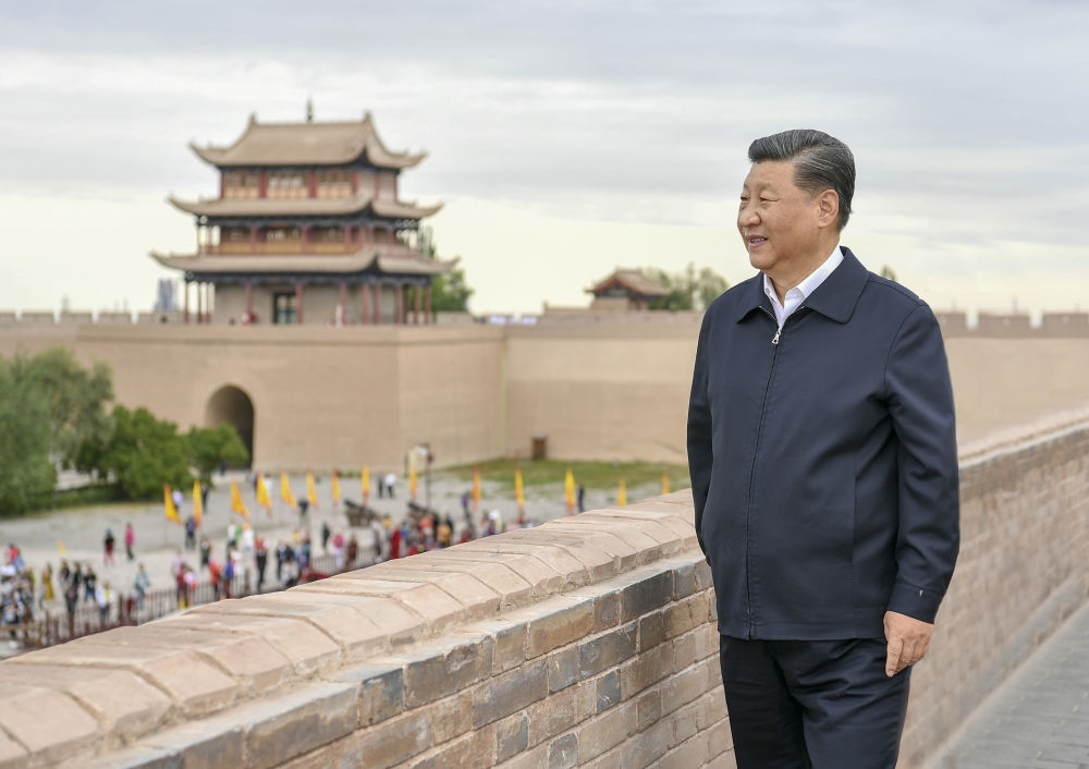 2019年8月20日上午，習(xí)近平總書記來到嘉峪關(guān)關(guān)城，登上城樓察看關(guān)城整體面貌，聽取河西走廊長城、關(guān)隘歷史文化情況介紹。新華社記者 謝環(huán)馳 攝