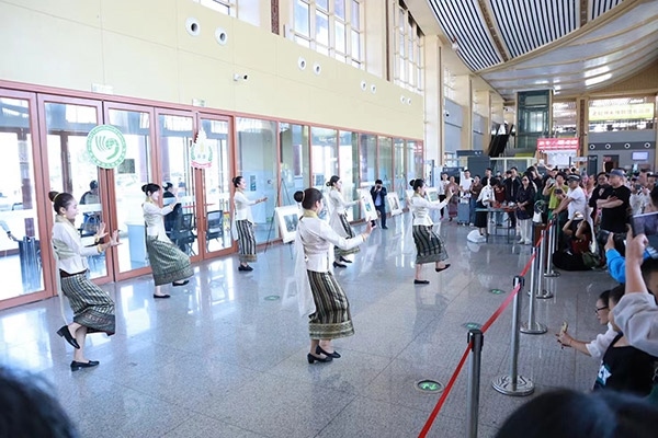 演員在中老鐵路瑯勃拉邦車站表演節(jié)目。蓬屏攝