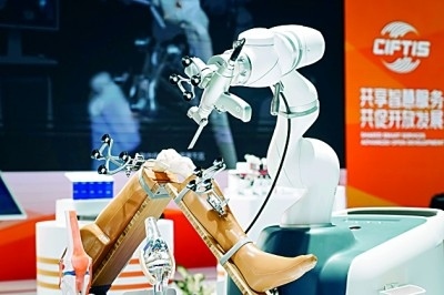 2024年中國國際服務貿易交易會上展出的人工智能骨科手術機器人。新華社發(fā)