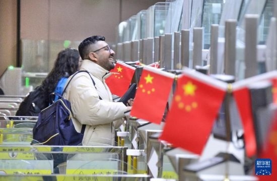 1月2日，國(guó)外旅客通過(guò)大興機(jī)場(chǎng)邊檢站入境。新華社記者 李欣 攝