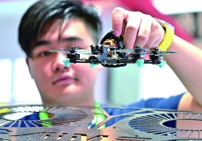 在首屆晉江科技成果轉(zhuǎn)化對(duì)接洽談會(huì)智能裝備展位，工作人員在展示無人機(jī)研究成果。新華社發(fā)