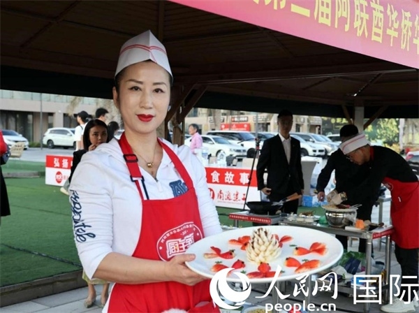 一名參賽選手展示冷盤(pán)“荷塘月色”。人民網(wǎng)記者 管克江攝