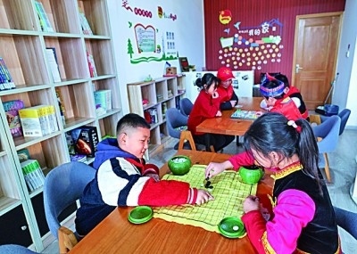 浙江岱山縣秀山鄉(xiāng)秀南村“民生小鋪”里，放學(xué)后的小學(xué)生在下棋。新華社發(fā)