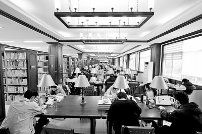 重慶大學(xué)圖書館，大學(xué)生們正在讀書學(xué)習(xí)。孫凱芳攝/光明圖片