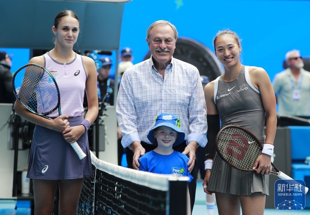 ↑鄭欽文（右）、托多尼（左）在比賽前與澳大利亞網(wǎng)球名將約翰·紐康姆合影。新華社記者 馬平 攝