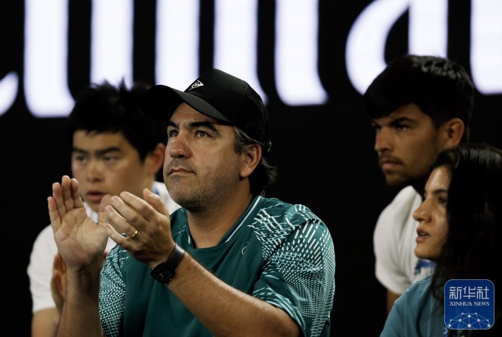 ↑鄭欽文的教練丹特·博蒂尼（中）在場邊觀賽。新華社記者 馬平 攝