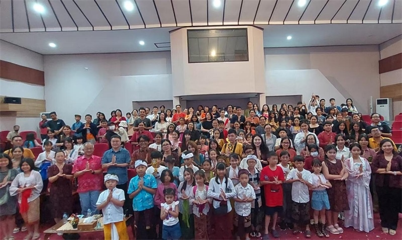 出席活動的師生與嘉賓合影。巴陵康孔子學(xué)院供圖