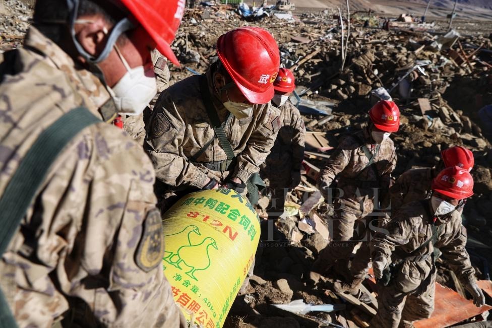 1月10日，定日縣長所鄉(xiāng)古榮村，武警官兵幫助受災(zāi)群眾整理廢墟，搶救被掩埋的物資。環(huán)球時(shí)報(bào)記者崔萌攝