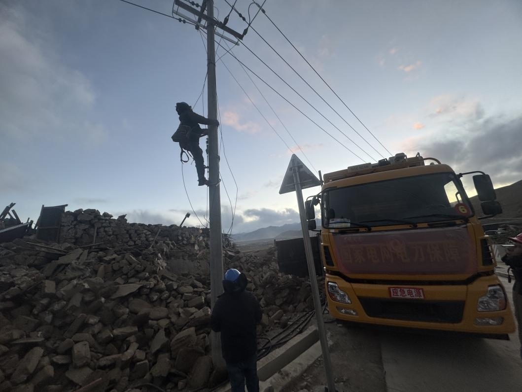 1月10日，定日縣長所鄉(xiāng)，國家電網(wǎng)西藏電力員工正在搶修災(zāi)區(qū)受損線路。人民日?qǐng)?bào)記者宋豪新攝
