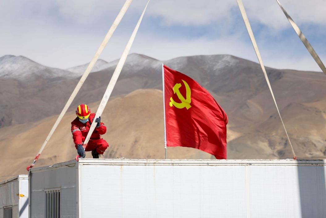 1月13日，定日縣長所鄉(xiāng)嘎布村安置點(diǎn)，中國安能三局成都基地支援震區(qū)的黨員突擊隊(duì)隊(duì)員在搭建活動(dòng)板房。人民日?qǐng)?bào)記者張武軍攝