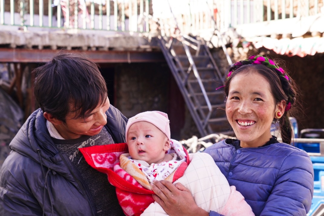 1月11日，在西藏日喀則市人民醫(yī)院，受災(zāi)群眾抱著自己在地震中受傷的孩子康復(fù)出院。人民日?qǐng)?bào)記者徐馭堯攝