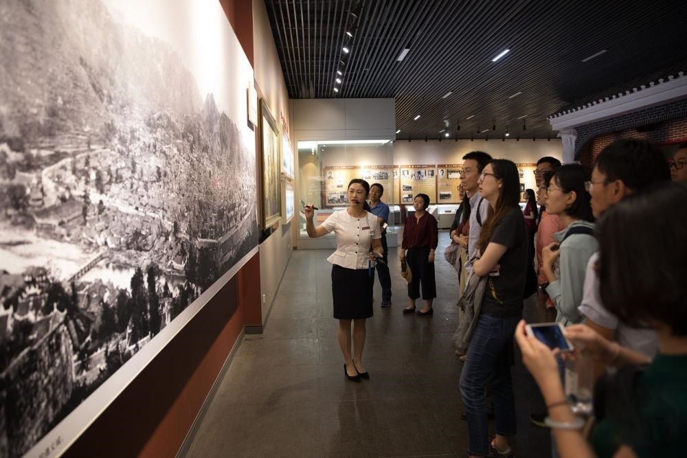 △參觀者在遵義會(huì)議紀(jì)念館聽取介紹。