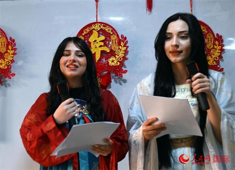 活動(dòng)由中文系學(xué)生主持。人民網(wǎng)伊納斯·易卜拉欣攝