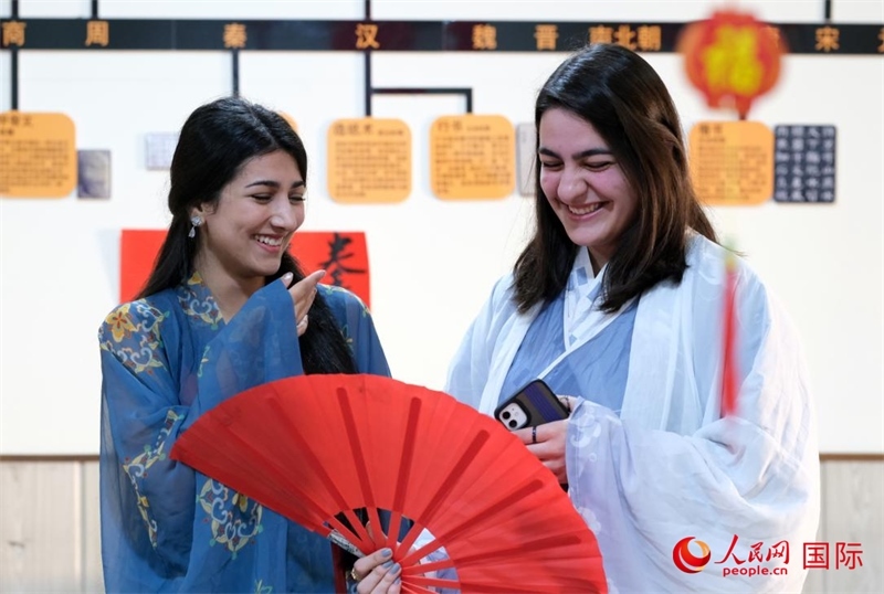 兩名參加活動(dòng)的學(xué)生。人民網(wǎng)伊納斯·易卜拉欣攝