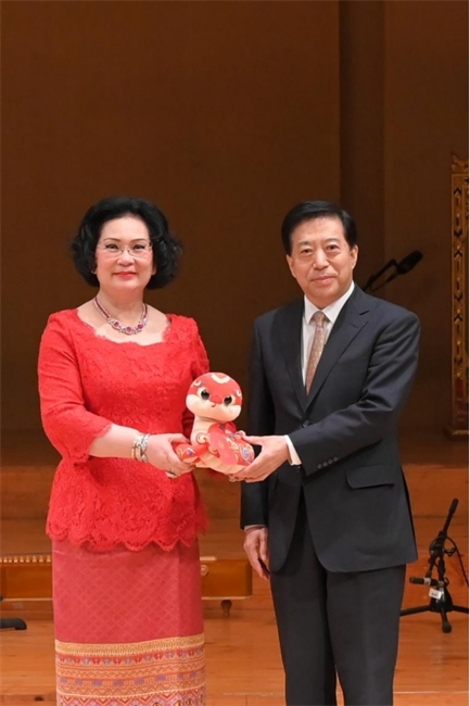 中國(guó)駐泰國(guó)大使韓志強(qiáng)與國(guó)際奧委會(huì)委員、泰國(guó)愛(ài)樂(lè)樂(lè)團(tuán)董事會(huì)主席坤仁帕塔瑪共同出席音樂(lè)會(huì)。主辦方供圖
