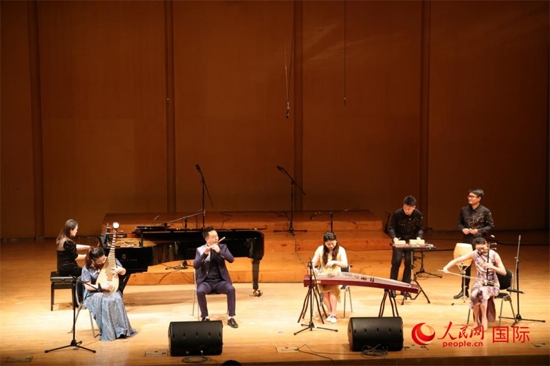 來(lái)自云南藝術(shù)學(xué)院的音樂(lè)家在演奏《金蛇狂舞》。人民網(wǎng)記者 楊一攝