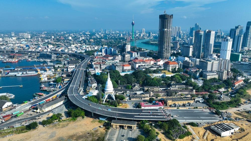 這是2025年1月13日拍攝的斯里蘭卡科倫坡風(fēng)光（無人機(jī)照片）。新華社發(fā)