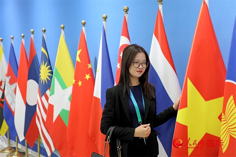 越南芒街市參會代表在南寧國際會展中心參觀。人民網(wǎng)記者 趙益普攝