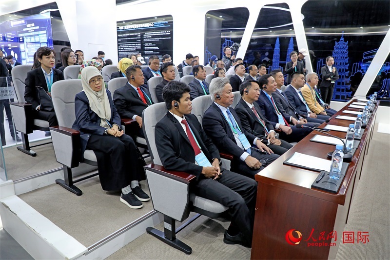 參加活動的東盟國家市長在中國—東盟新型智慧城市協(xié)同創(chuàng)新中心參觀調(diào)研。人民網(wǎng)記者 趙益普攝