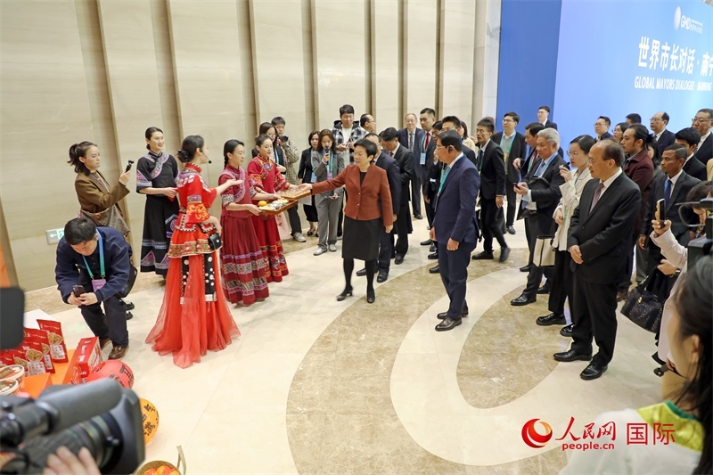 東盟國家市長聽取南寧特色茉莉花茶的講解。人民網(wǎng)記者 趙益普攝