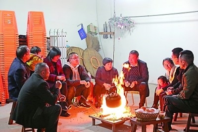 為討論蜜梨產(chǎn)業(yè)發(fā)展事宜，鸕鳥鎮(zhèn)開展“圍爐夜話”。資料圖片