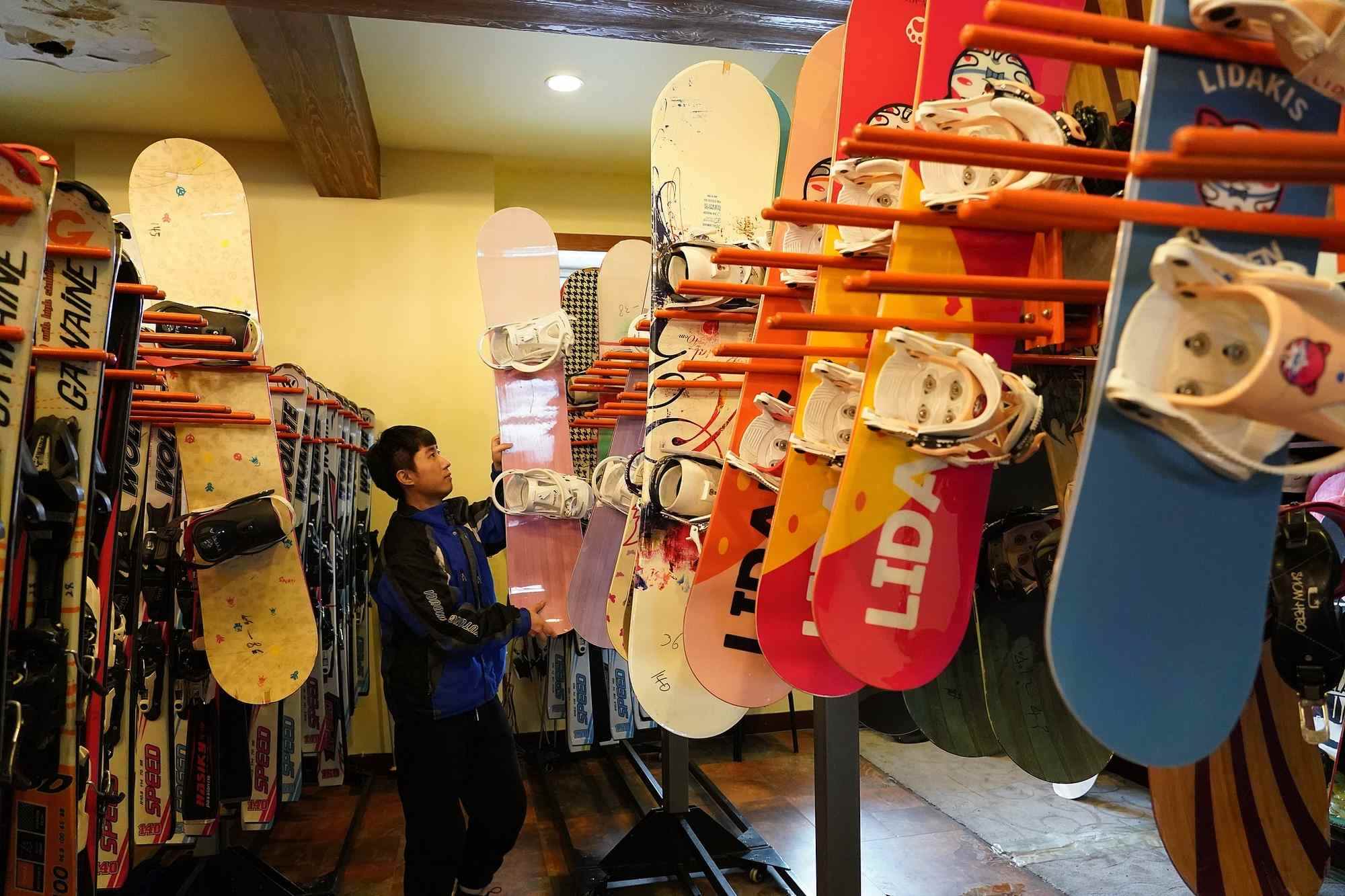 海拉爾滑雪場，工作人員在整理雪具