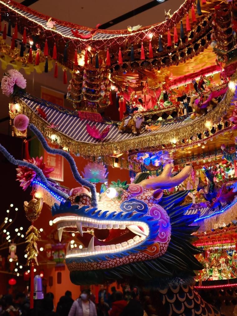 圖為“過年——春節(jié)主題展”中展出的浙江樂清首飾龍燈彩。