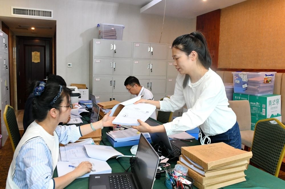 福州市委巡察機(jī)構(gòu)對全市法院系統(tǒng)開展提級(jí)聯(lián)動(dòng)交叉巡察。在永泰縣駐地，巡察組工作人員查看財(cái)務(wù)憑證（2024年5月21日攝）。新華社記者 林善傳 攝