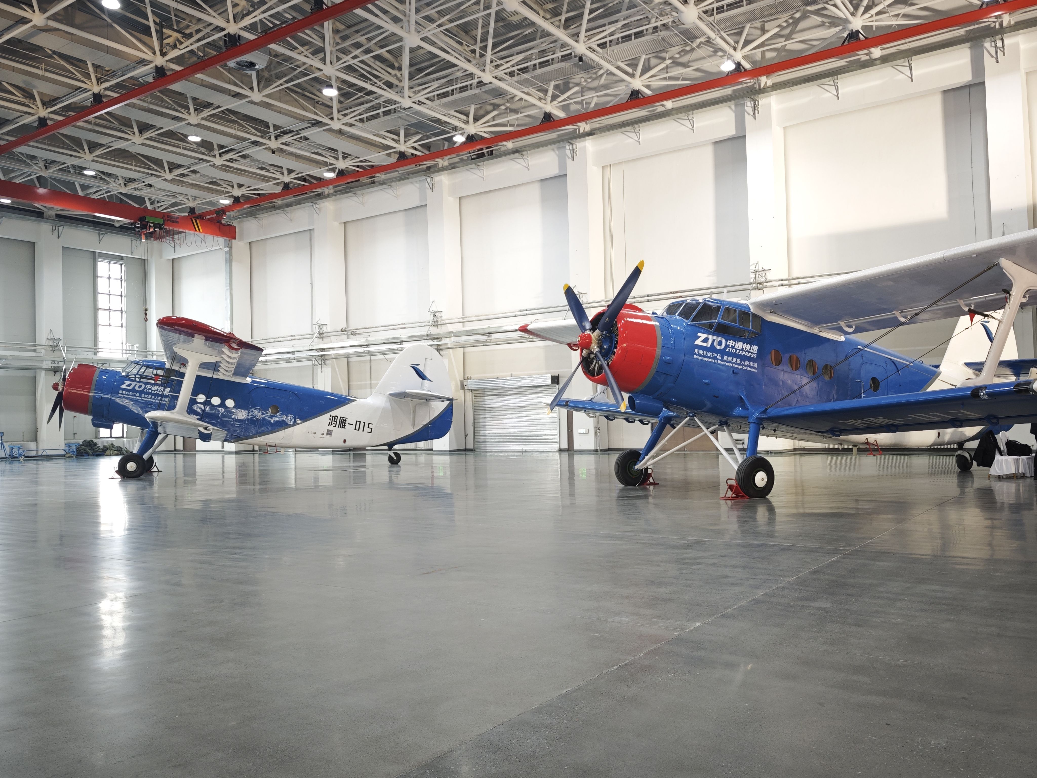 1月20日，停放在交付現(xiàn)場(chǎng)的大型無(wú)人機(jī)鴻雁（HY100）。新華社記者 茍立鋒 攝