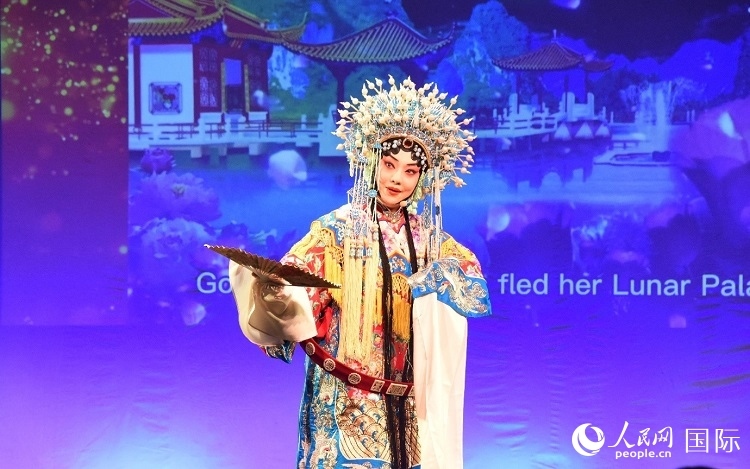 京劇經(jīng)典選段《貴妃醉酒》。人民網(wǎng)記者 殷淼攝