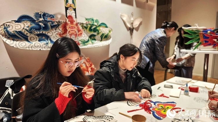 體驗非遺文化“制作小風箏”。人民網(wǎng)記者 殷淼攝