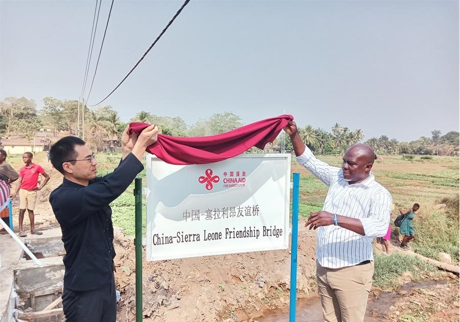 中國駐塞拉利昂大使王擎（左）和博城市市長穆薩（右）為中國—塞拉利昂友誼橋揭牌。中國援塞農(nóng)業(yè)專家組供圖
