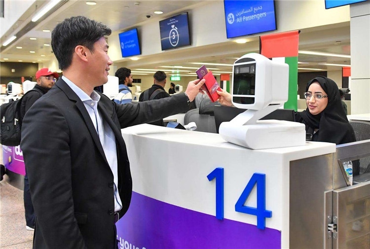 1月22日，迪拜免稅店聯(lián)合迪拜移民局向入境中國旅客贈送新年賀禮。迪拜移民局供圖