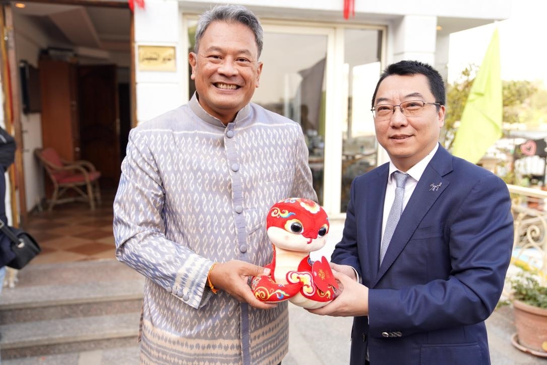 中國駐埃及使館參贊兼開羅中國文化中心主任張易向塔納瓦大使贈送2025“歡樂春節(jié)”吉祥蛇。開羅中國文化中心供圖